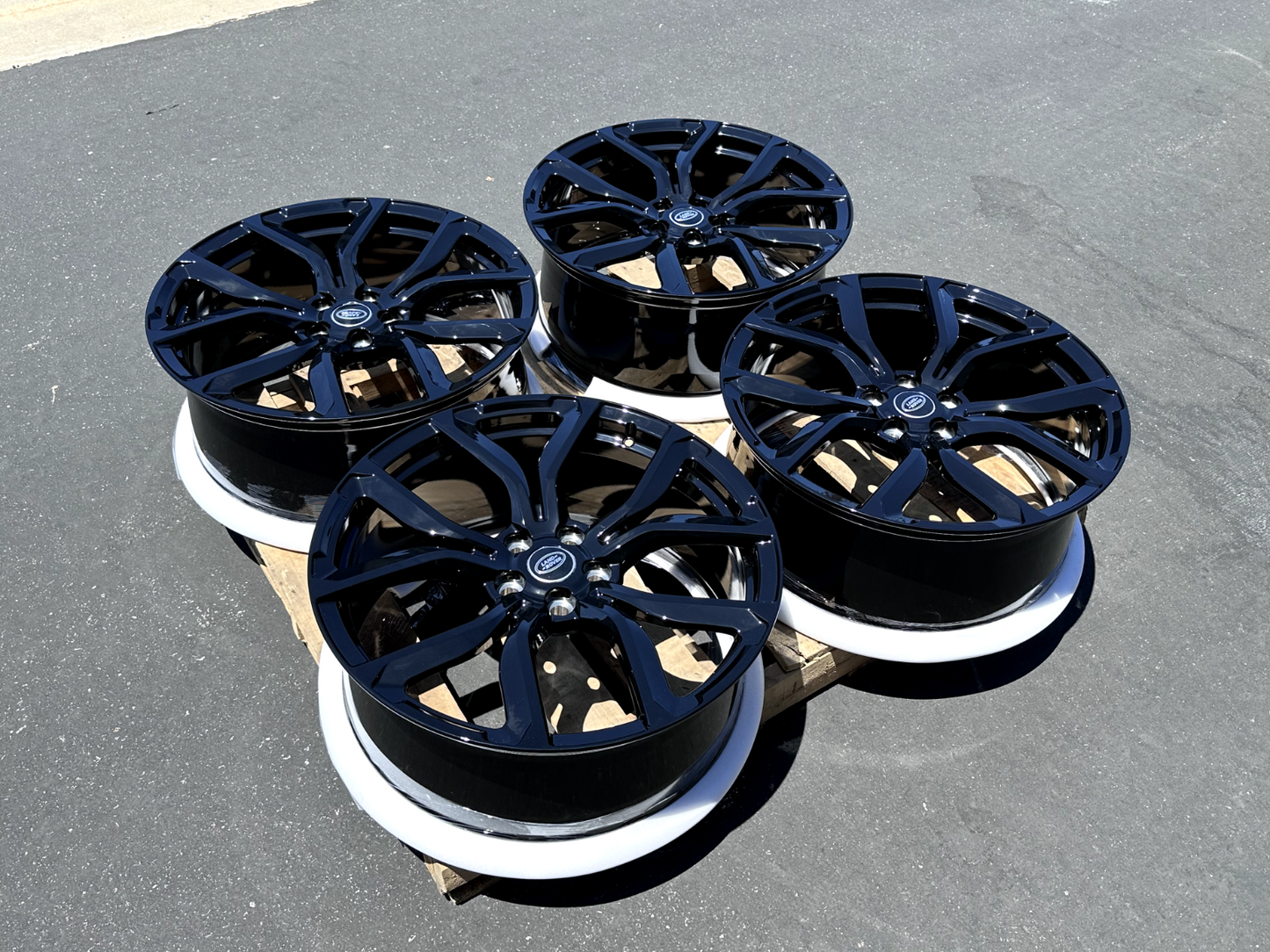 22" 22x9.5 Forged Custom Land Rover wheels with Hub Caps Range Rover Gloss Black