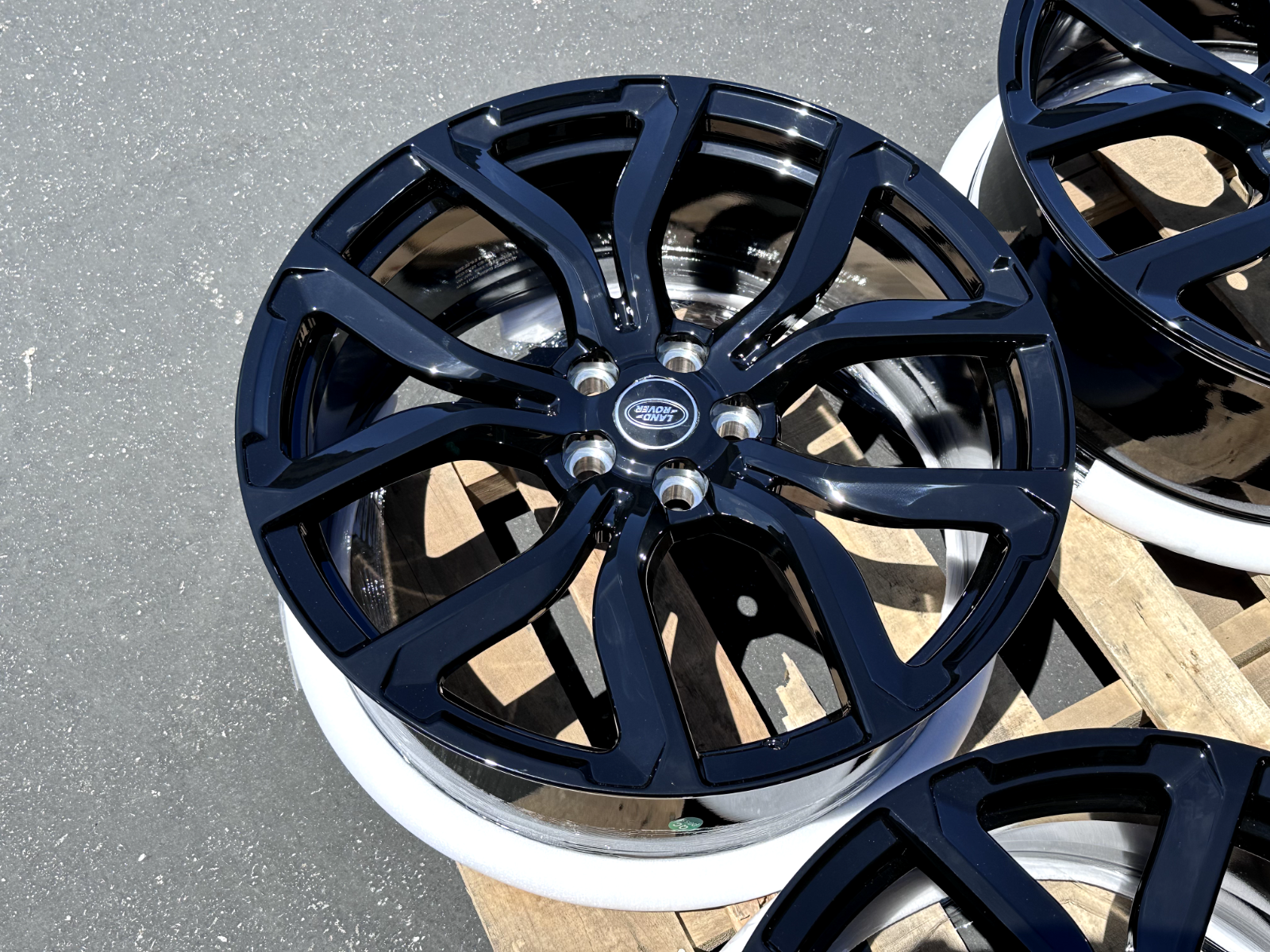 22" 22x9.5 Forged Custom Land Rover wheels with Hub Caps Range Rover Gloss Black