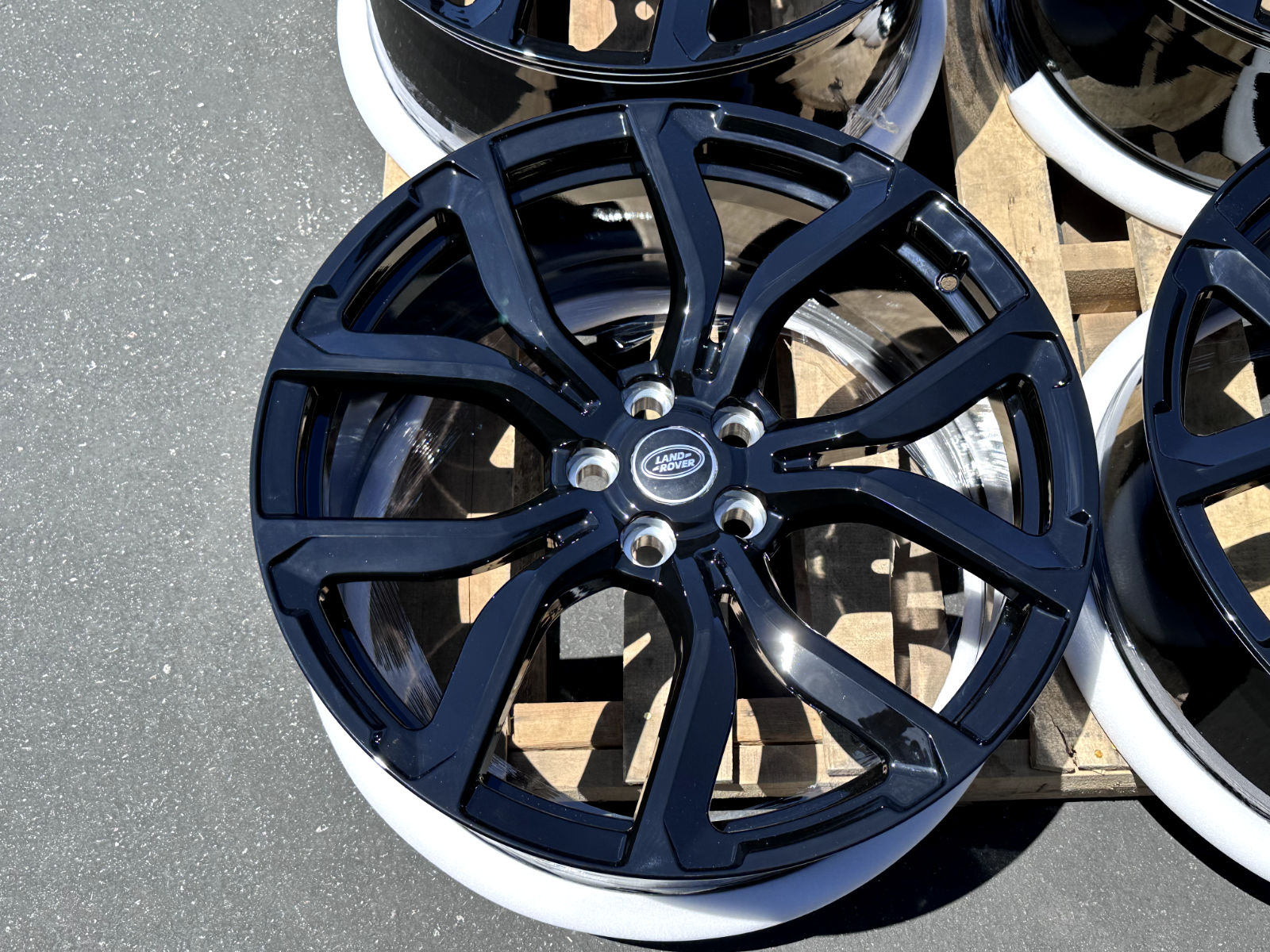 22" 22x9.5 Forged Custom Land Rover wheels with Hub Caps Range Rover Gloss Black