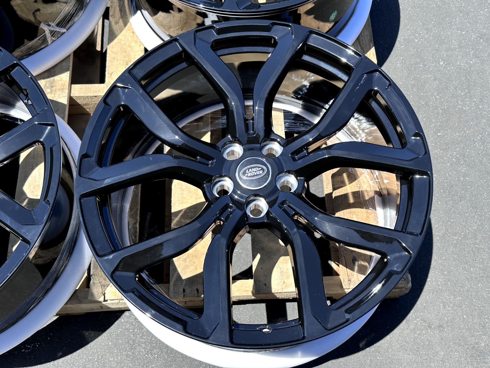 22" 22x9.5 Forged Custom Land Rover wheels with Hub Caps Range Rover Gloss Black